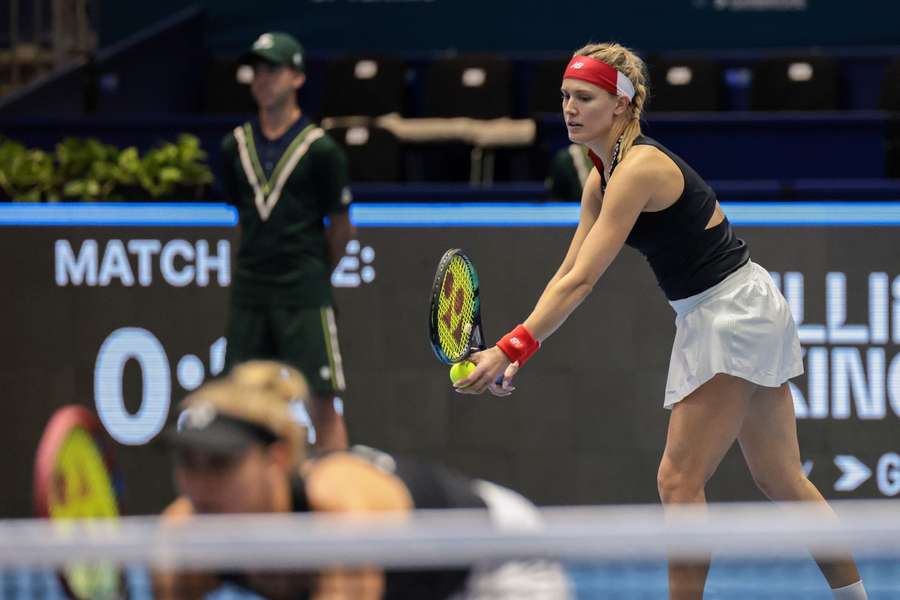 Eugenie Bouchard sacando para o time canadense