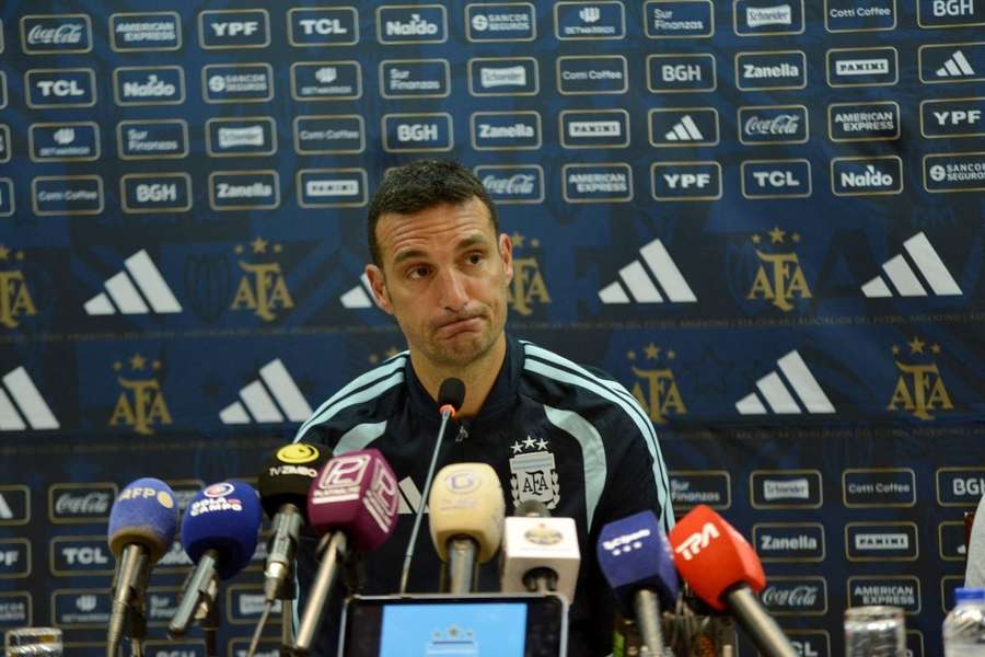 Scaloni durante la rueda de prensa