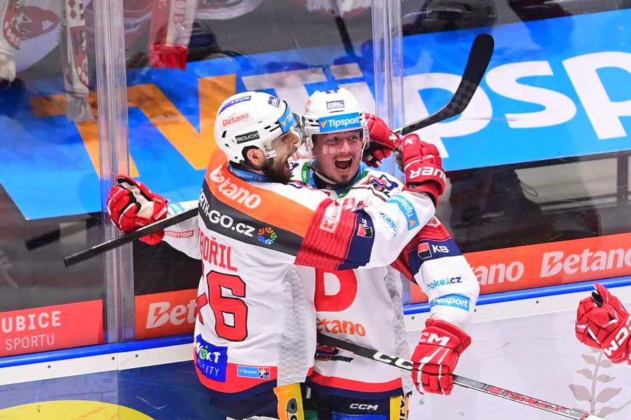 Jan Mandát (vpravo) zvyšoval proti Budějovicím na 2:0 pro Pardubice.