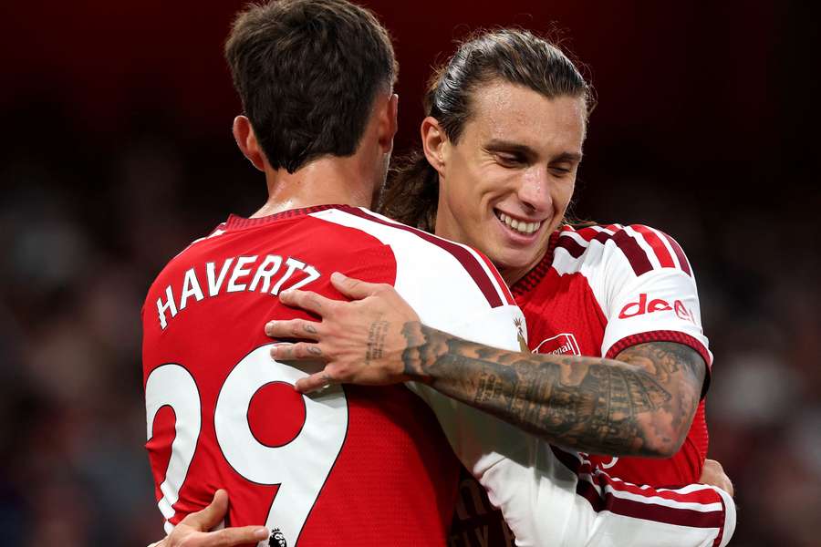 Havertz é celebrado por Calafiori após abrir o placar no Emirates Havertz é celebrado por Calafiori após abrir o placar no Emirates