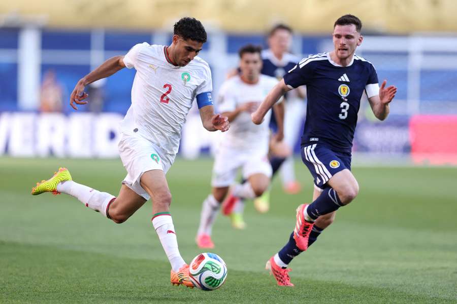 Achraf Hakimi au duel avec Andy Robertson lors d’Écosse - Maroc, en Coupe du monde 2026, le 19 juin à Foxborough. Achraf Hakimi au duel avec Andy Robertson lors d’Écosse - Maroc, en Coupe du monde 2026, le 19 juin à Foxborough.