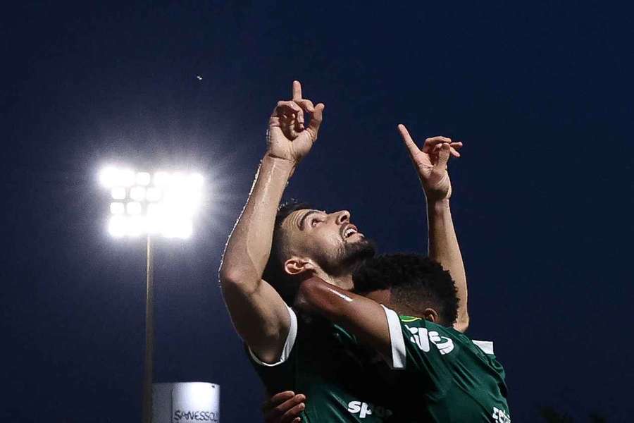 Flaco López (esq.) celebra gol com Estevão no Maião