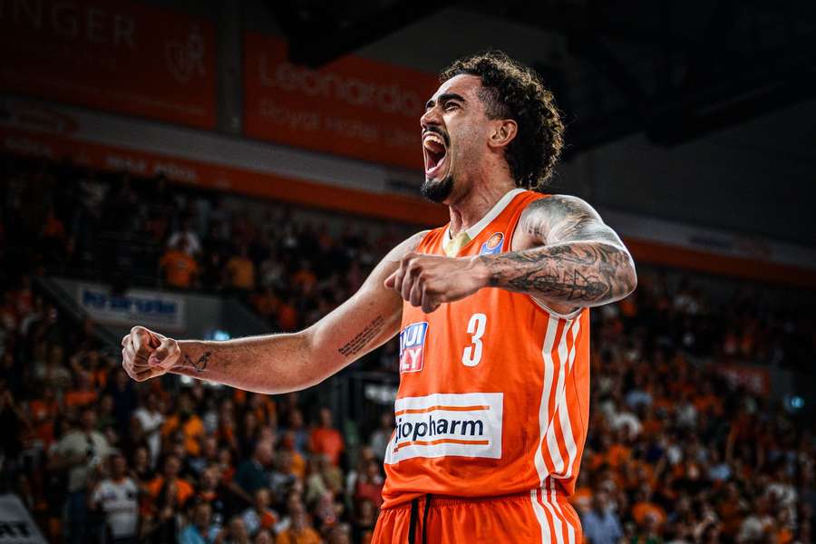 Ulms Center Marcio bejubelt eine gelungene Aktion im Spiel gegen die Bayern.