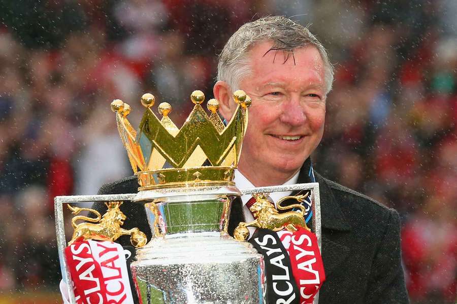 Sir Alex Ferguson com a taça do Campeonato Inglês em 2013 Sir Alex Ferguson com a taça do Campeonato Inglês em 2013