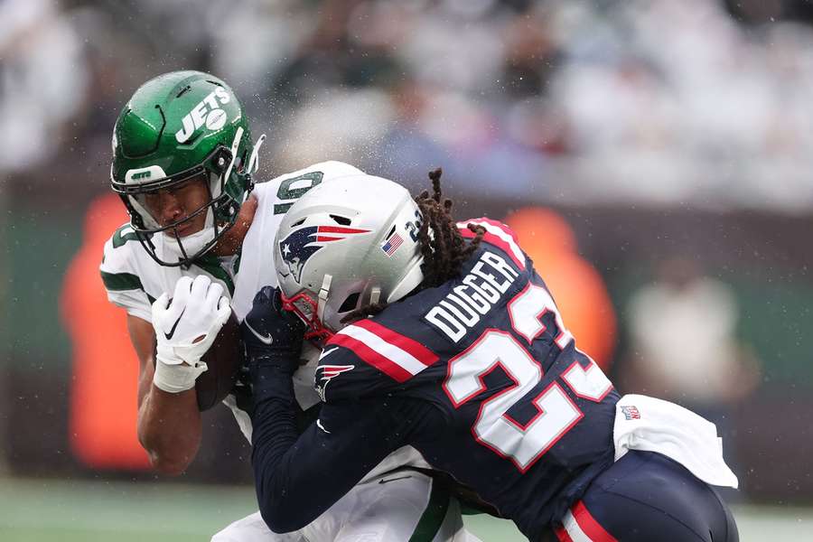 Kyle Dugger probeert Allen Lazard van de New York Jets af te stoppen