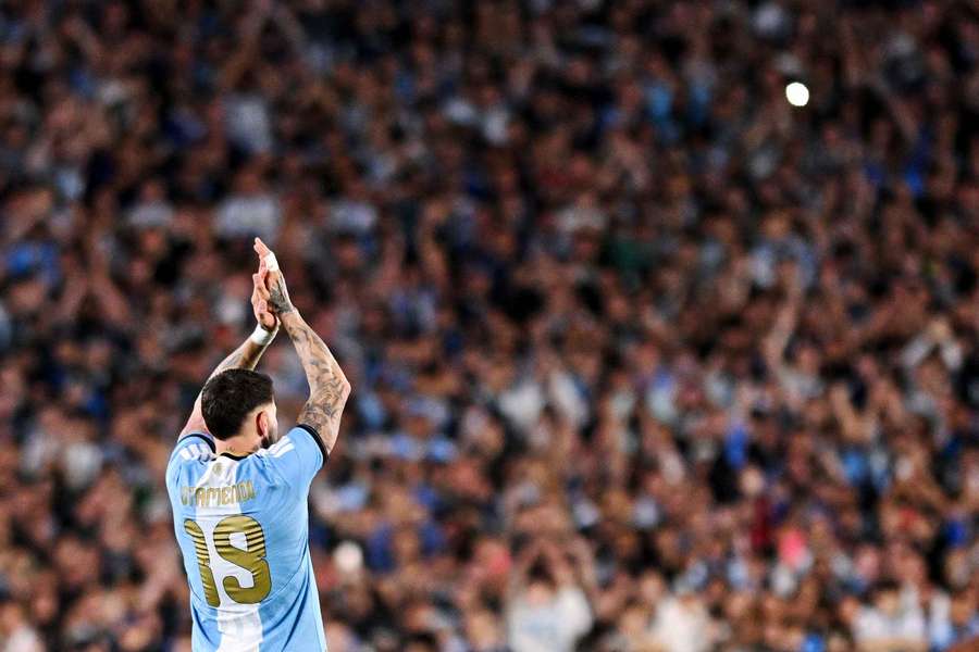 Otamendi também fez a despedida: "Partilhar este dia com Messi torna-o mais inesquecível" Otamendi também fez a despedida: "Partilhar este dia com Messi torna-o mais inesquecível"
