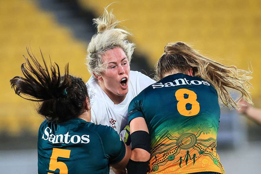 England's Marlie Packer (C) is tackled