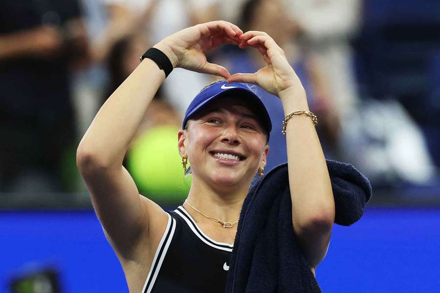 Amanda celebrando seu aniversário na quadra do US Open Amanda celebrando seu aniversário na quadra do US Open