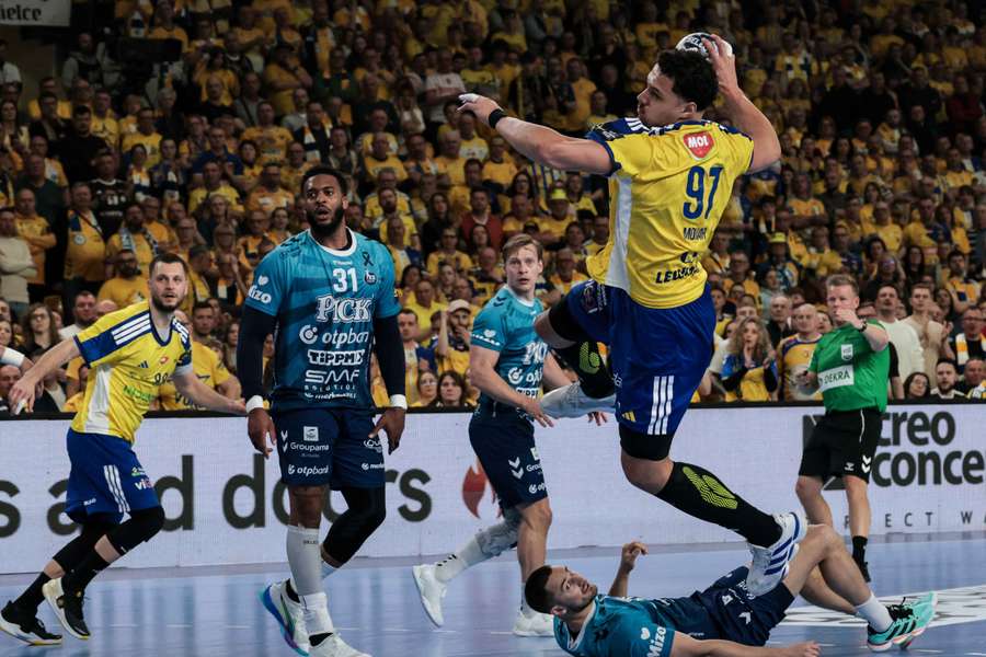 Theo Monar z Industrii Kielce atakuje bramkę OTP Bank - PICK Szeged z Węgier podczas meczu barażowego EHF Ligi Mistrzów, 8 kwietnia 2026 r.