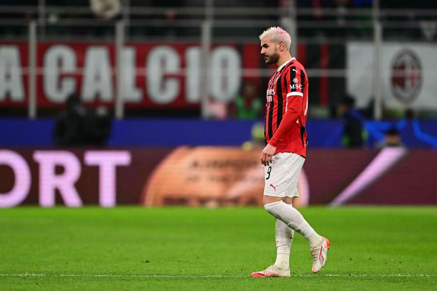 Theo Hernandez esce a testa bassa