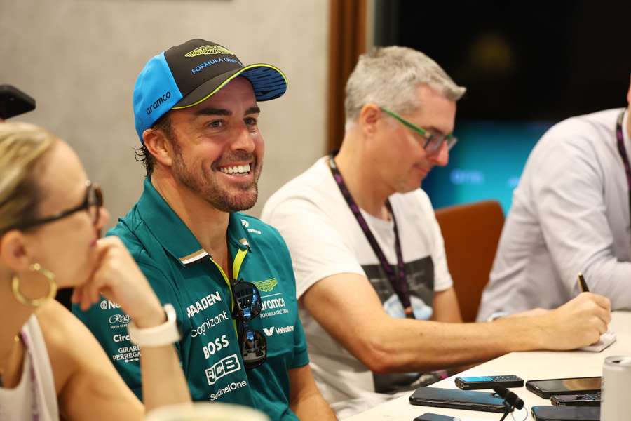 Fernando Alonso ganha uma posição e é 7.º após a penalização de Hamilton em Singapura