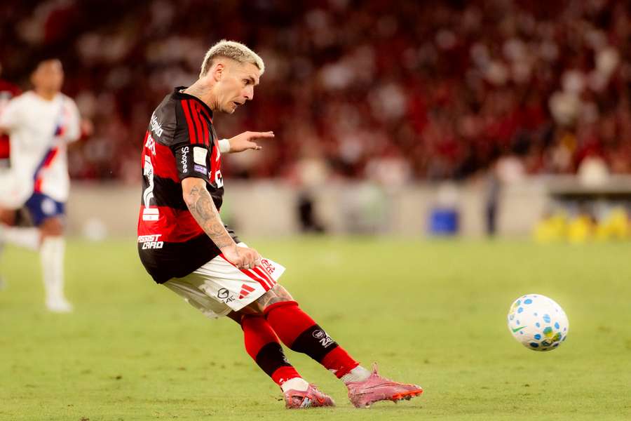 Gullermo Varela é titular na lateral rubro-negra Gullermo Varela é titular na lateral rubro-negra