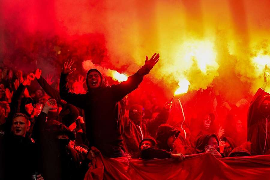 Die Anhänger von AZ Alkmaar beim Conference-League-Heimspiel gegen West Ham