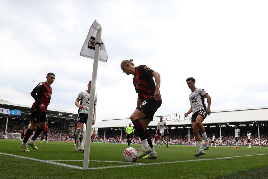 Manchester City's Norwegian striker Erling Haaland (C) keeps the ball in the corner late on in the game during the English Premier League football match between Fulham and Manchester City