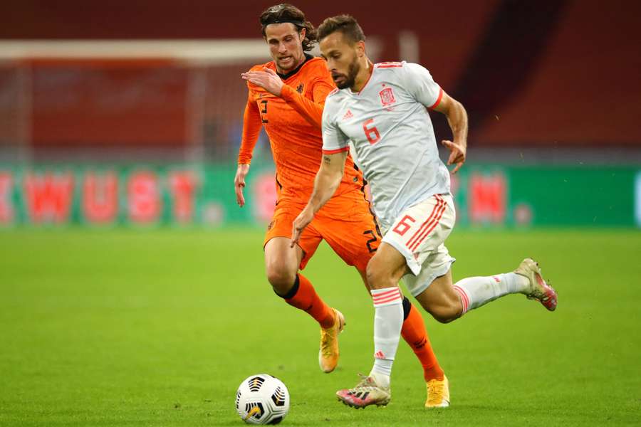 Sergio Canales, ante Hans Hateboer en el último Países Bajos-España en 2020