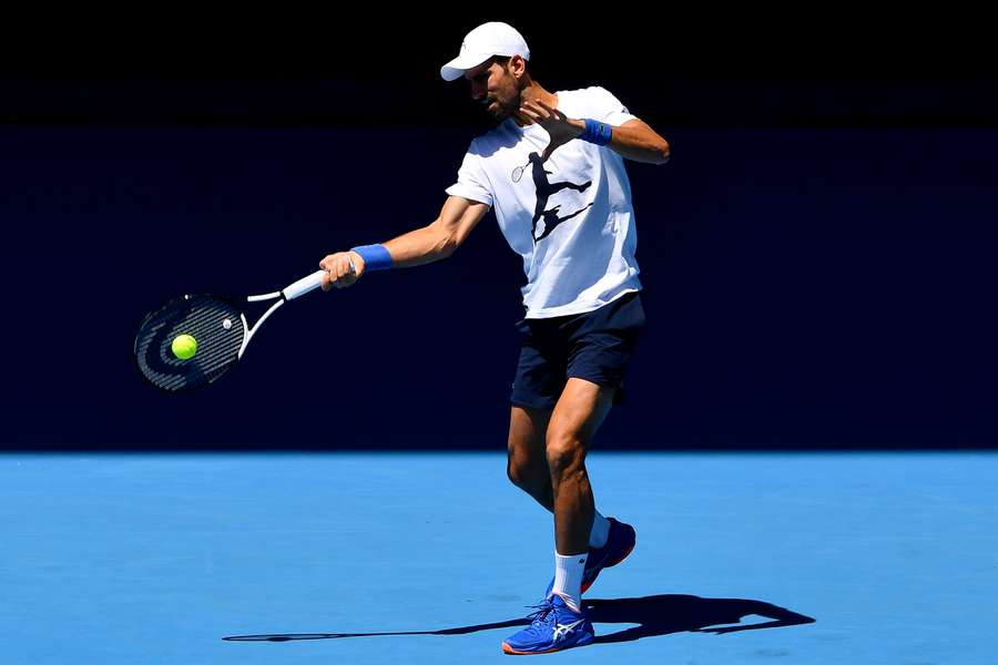 Djokovic entrena para ganar el Open de Australia