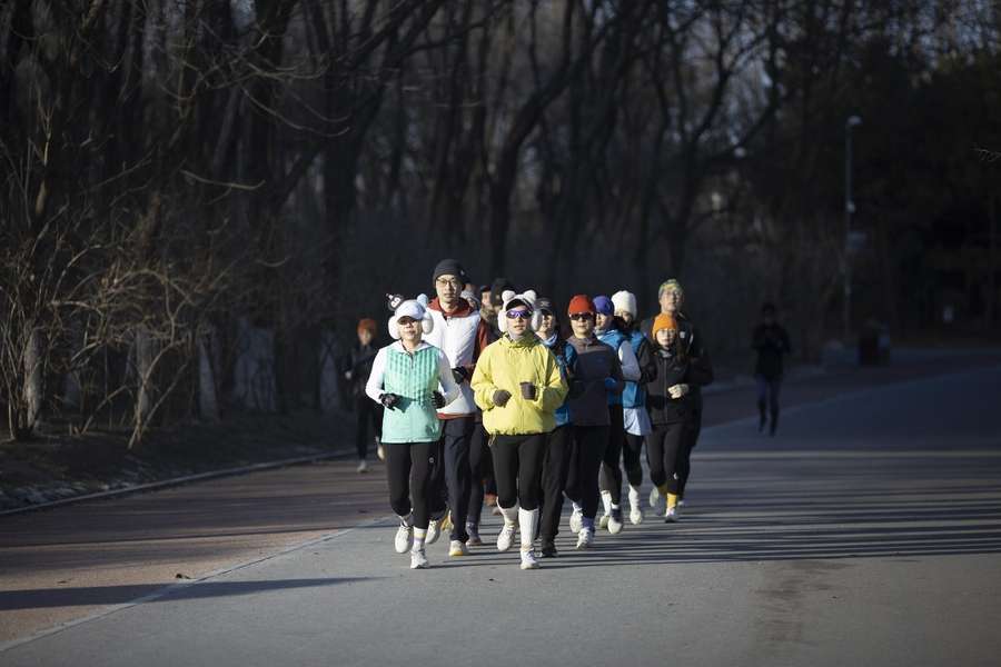 Imagem ilustrativa de pessoas a correr