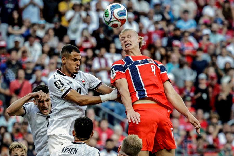 Erling Haaland im Kopfballduell im Spiel gegen den Irak. Erling Haaland im Kopfballduell im Spiel gegen den Irak.