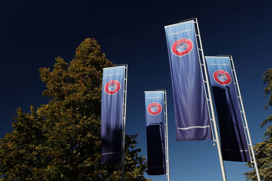 Flaga UEFA przed siedzibą Unii Europejskich Związków Piłkarskich 