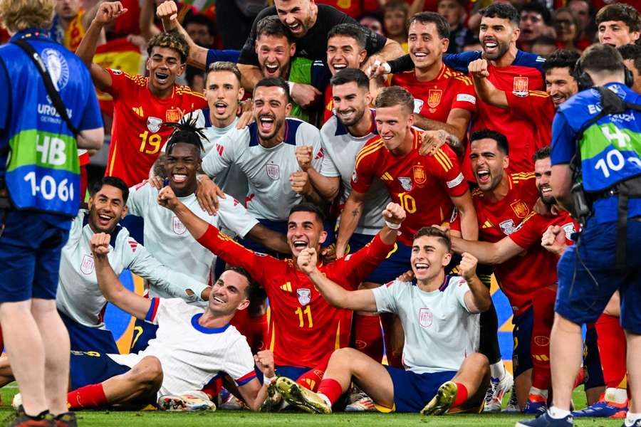 Jogadores da Espanha celebram quarta conquista de Eurocopa da história do país