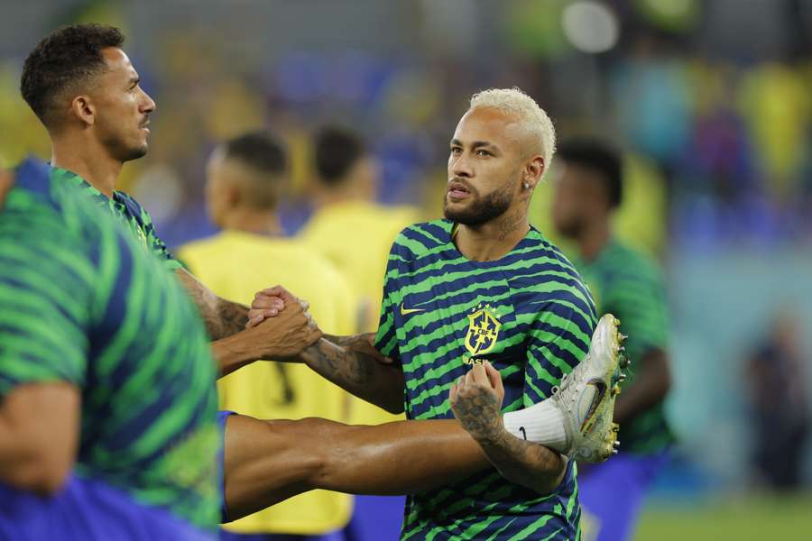 Neymar is bezig met de warming-up voor de wedstrijd tegen Zuid-Korea