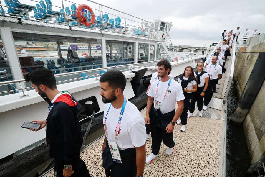 Gli azzurri si preparano a salire sul battello