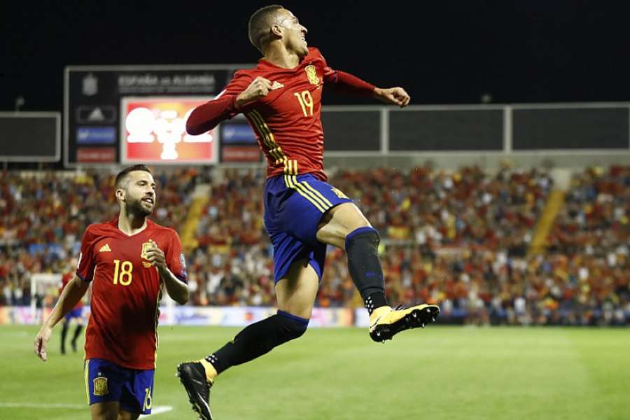 Rodrigo Moreno celebra con Jordi Alba su gol ante Albania en Alicante