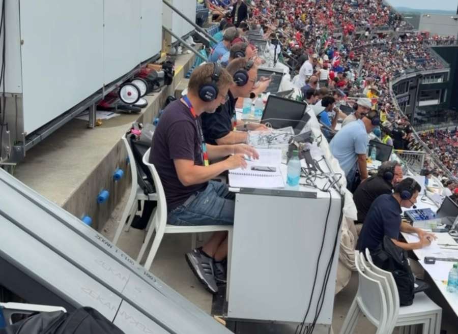 Equipes de rádio no Gillette Stadium, em Foxborough