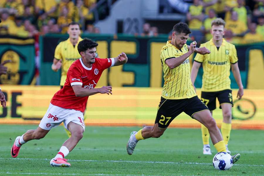 Piłkarz GKS Katowice Bartosz Nowak (P) i Roei Alkukin (L) z Hapoelu Tel Awiw podczas rewanżowego meczu 3. rundy eliminacyjnej Ligi Konferencji. Piłkarz GKS Katowice Bartosz Nowak (P) i Roei Alkukin (L) z Hapoelu Tel Awiw podczas rewanżowego meczu 3. rundy eliminacyjnej Ligi Konferencji.