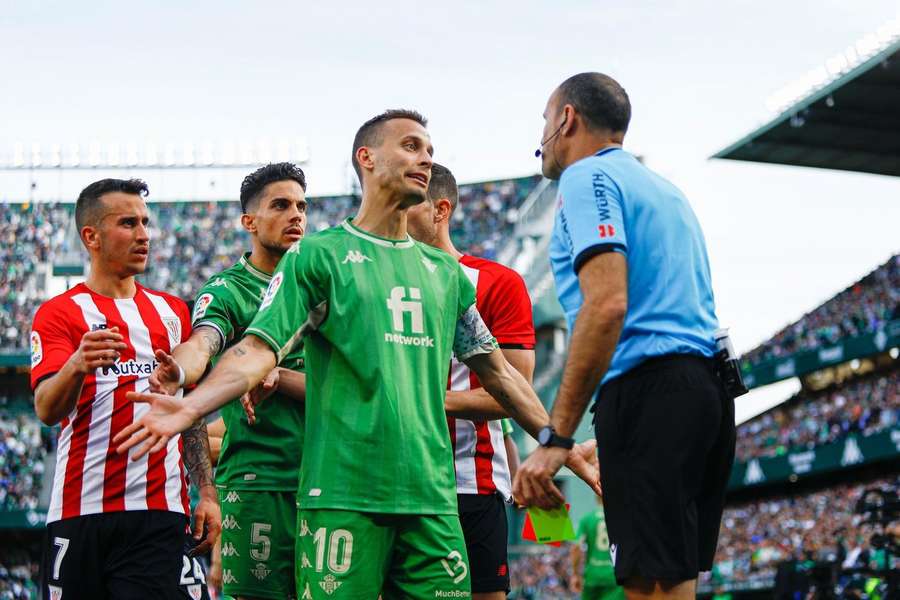 Sergio Canales se enfrenta a Mateu Lahoz