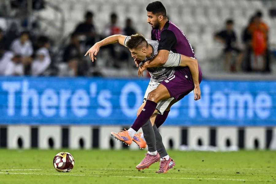 Mohammed Waad Al Bayati z Al Sadd SC i Krzysztof Piątek z Al-Duhail SC