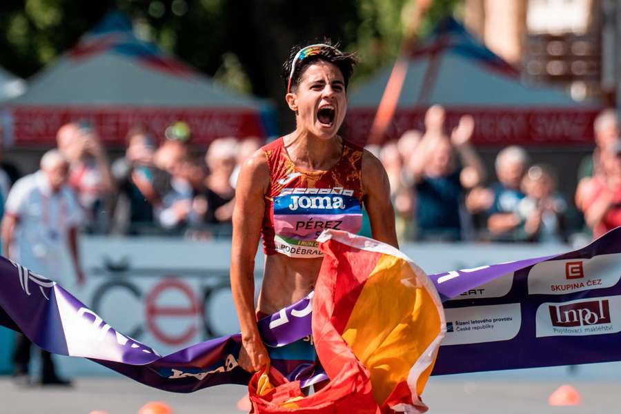 María Pérez celebra su triunfo en una competición.