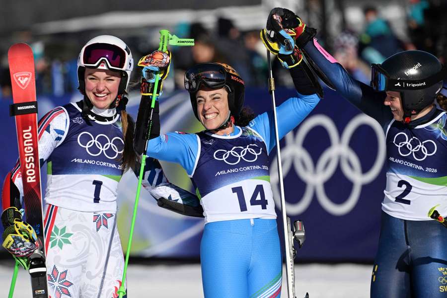Brignoneová (uprostřed) získala další zlatou medaili.
