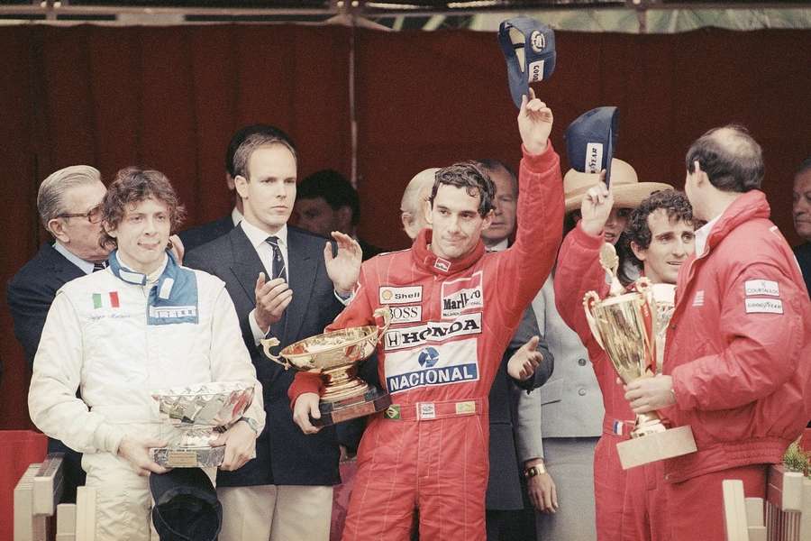 Ayrton Senna feierte 1989, seien ersten von insgesamt sechs Siegen in Monaco. Applaus gibts vom noch damals jungen Fürst Albert II.
