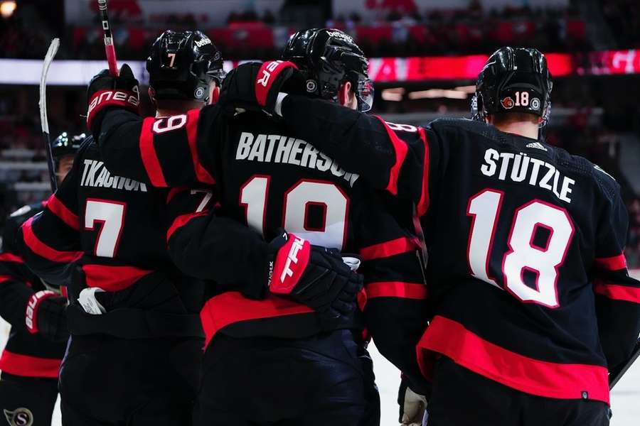 NHL: Tim Stützle und seine Kollegen konnten am Montagabend (Ortszeit) einen emotionalen Sieg feiern.