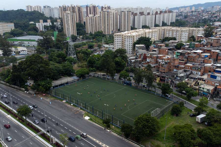 Vista aérea de um campo sintético em São Paulo