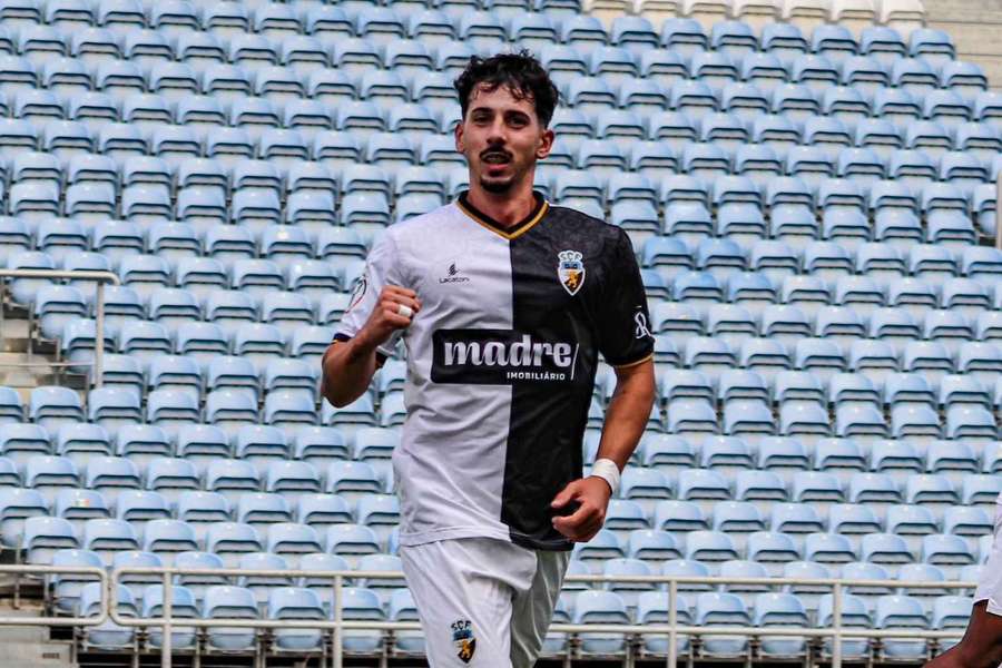 Extremo André Candeias renova com Farense até 2028