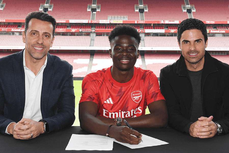 Arsenal-Eigenwächs Bukayo Saka (mi.) bleibt langfristig im Norden Londons 