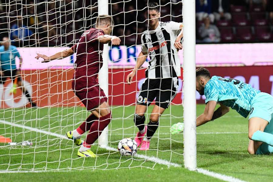 În sezonul regulat, U Cluj s-a impus în ambele partide împotriva rivalei CFR