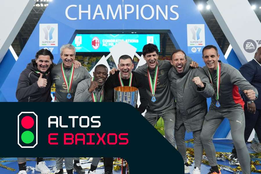 Sérgio Conceição (centro), treinador do AC Milan, com a Supertaça de Itália.