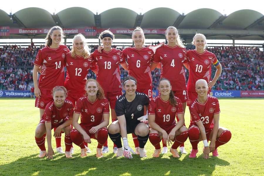 Het Deense elftal voorafgaand aan de vriendschappelijke wedstrijd tegen Spanje