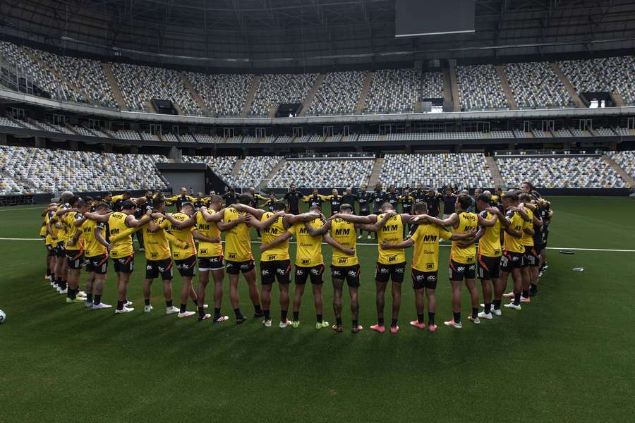 Jogadores do Atlético-MG se reúnem na Arena MRV para primeiro treinamento no novo gramado 