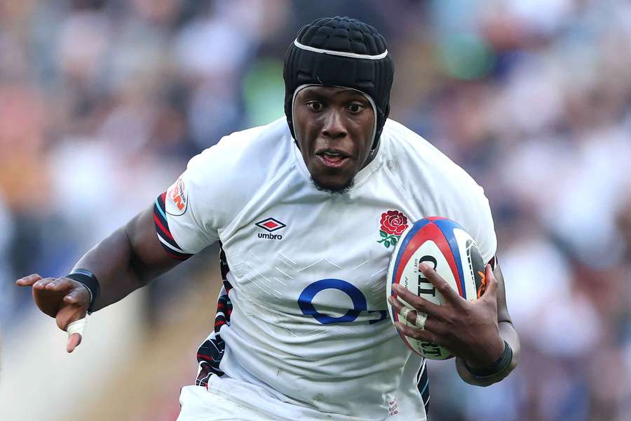 Maro Itoje of England runs with the ball during the Guinness Six Nations 2025