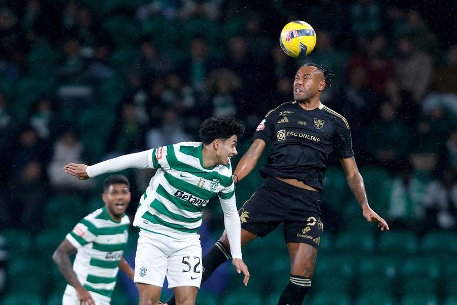 Cassiano perante João Simões no Sporting-Casa Pia