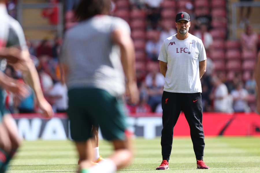 Jurgen Klopp, treinador do Liverpool, observa o aquecimento dos seus jogadores