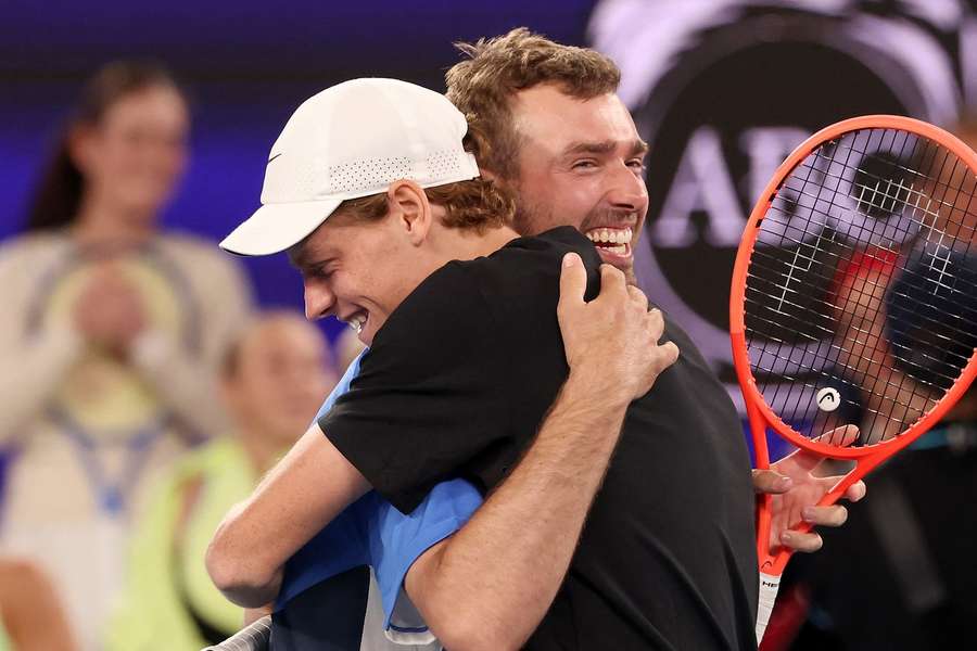 Sinner (r.) herzt den Gewinner aus dem Jahr 2026, Amateur Jordan Smith Sinner (r.) herzt den Gewinner aus dem Jahr 2026, Amateur Jordan Smith