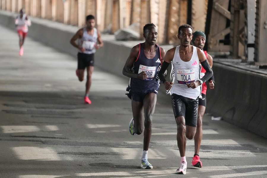 Tamirat Tola führt das Feld beim New-York-Marathon an