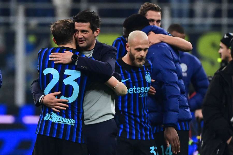 Chivu abbraccia Barella