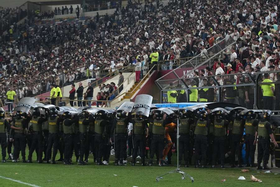 Policiais usaram escudos para proteger jogadores do Corinthians