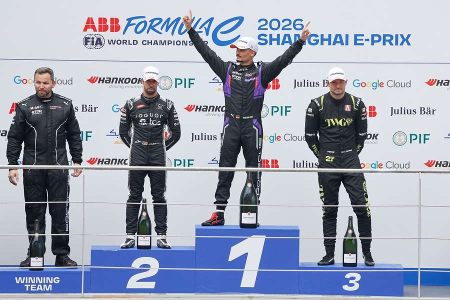 Félix da Costa no segundo lugar do pódio em Xangai Félix da Costa no segundo lugar do pódio em Xangai